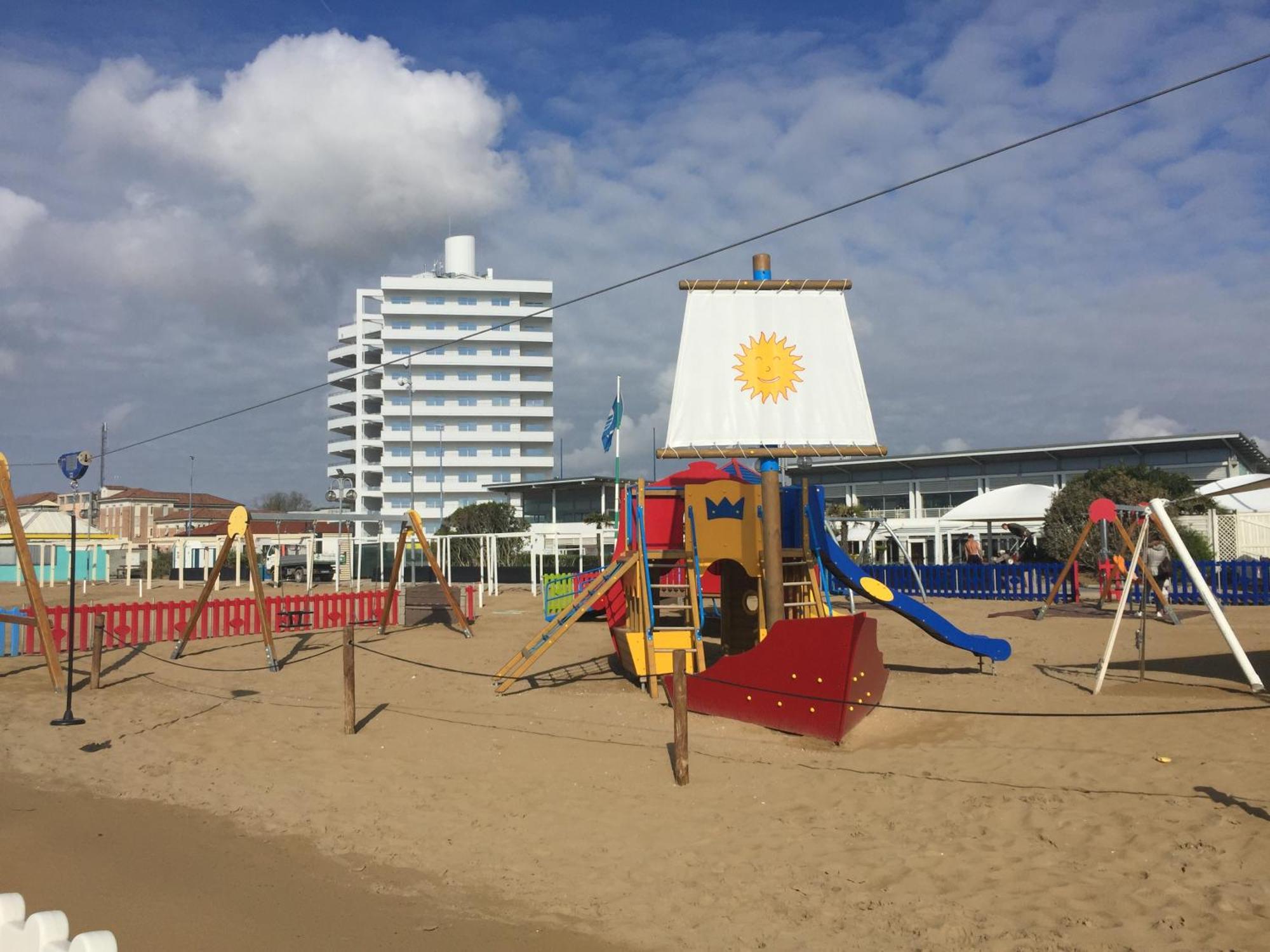 Beach Palace With Small Swimming Pool, Private Beach, Parking Lido di Jesolo Eksteriør billede